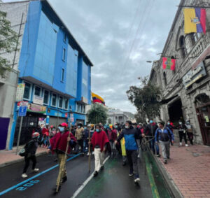 Previo a su llegada a la Gobernación los manifestantes caminaron por varias calles del centro de Ambato.