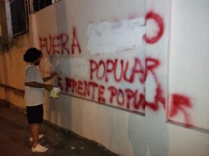 Atacan con grafitis a Cruz Roja y Unidad Educativa