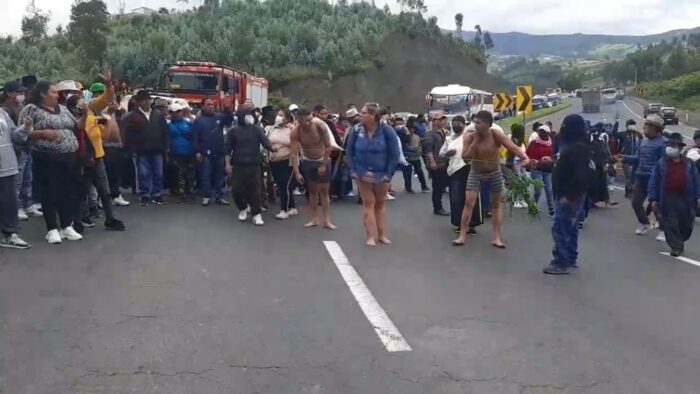 Medida. Este lunes se pidió la presencia del Alcalde en un acto de justicia indígena, que terminó frente al Municipio y que coincidió con una marcha contra la inseguridad.