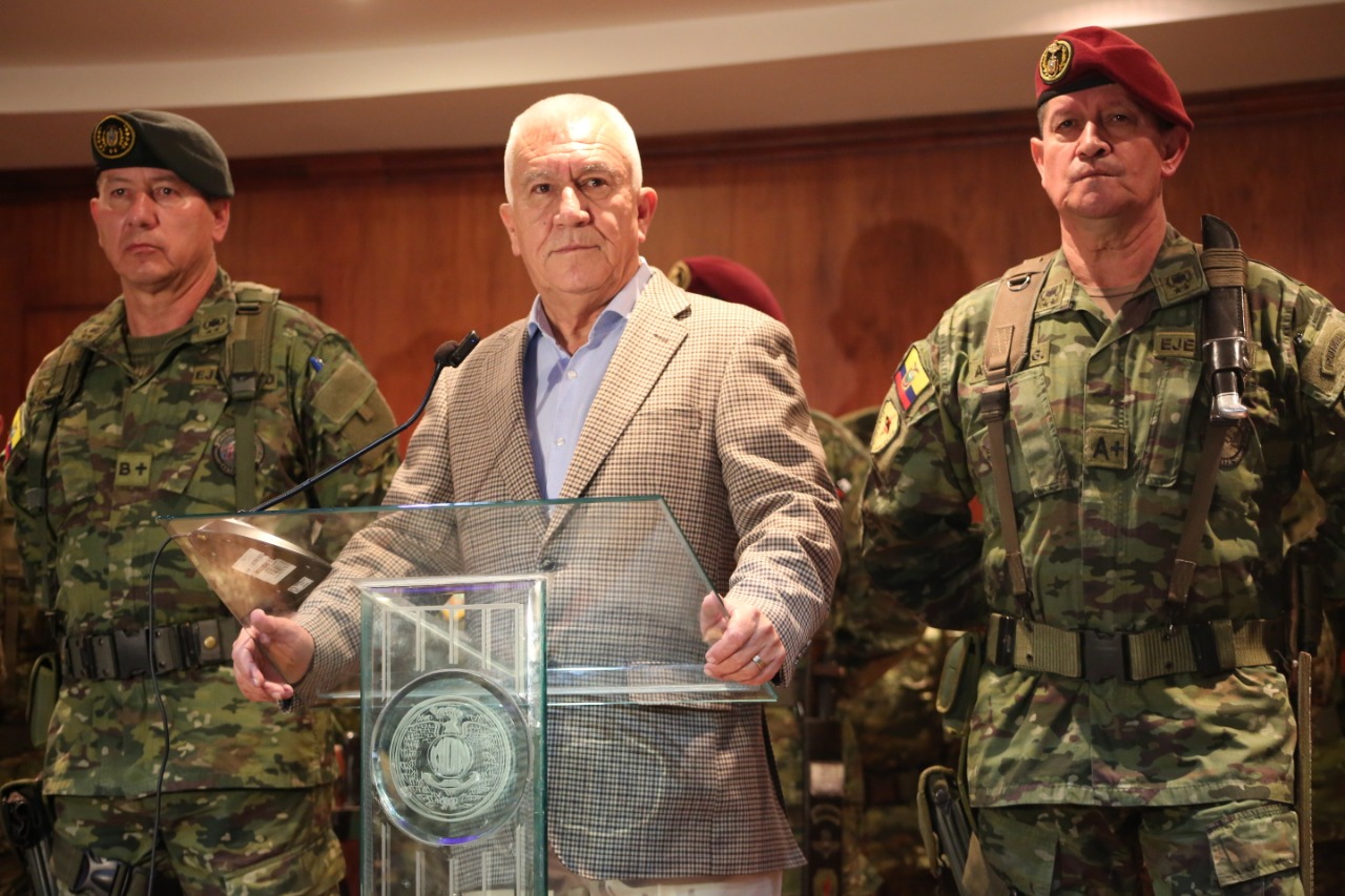Luis Lara acompañado del Jefe del Comando Conjunto, Nelson Proaño, y del Comandante del Ejército, Gustavo Acosta.