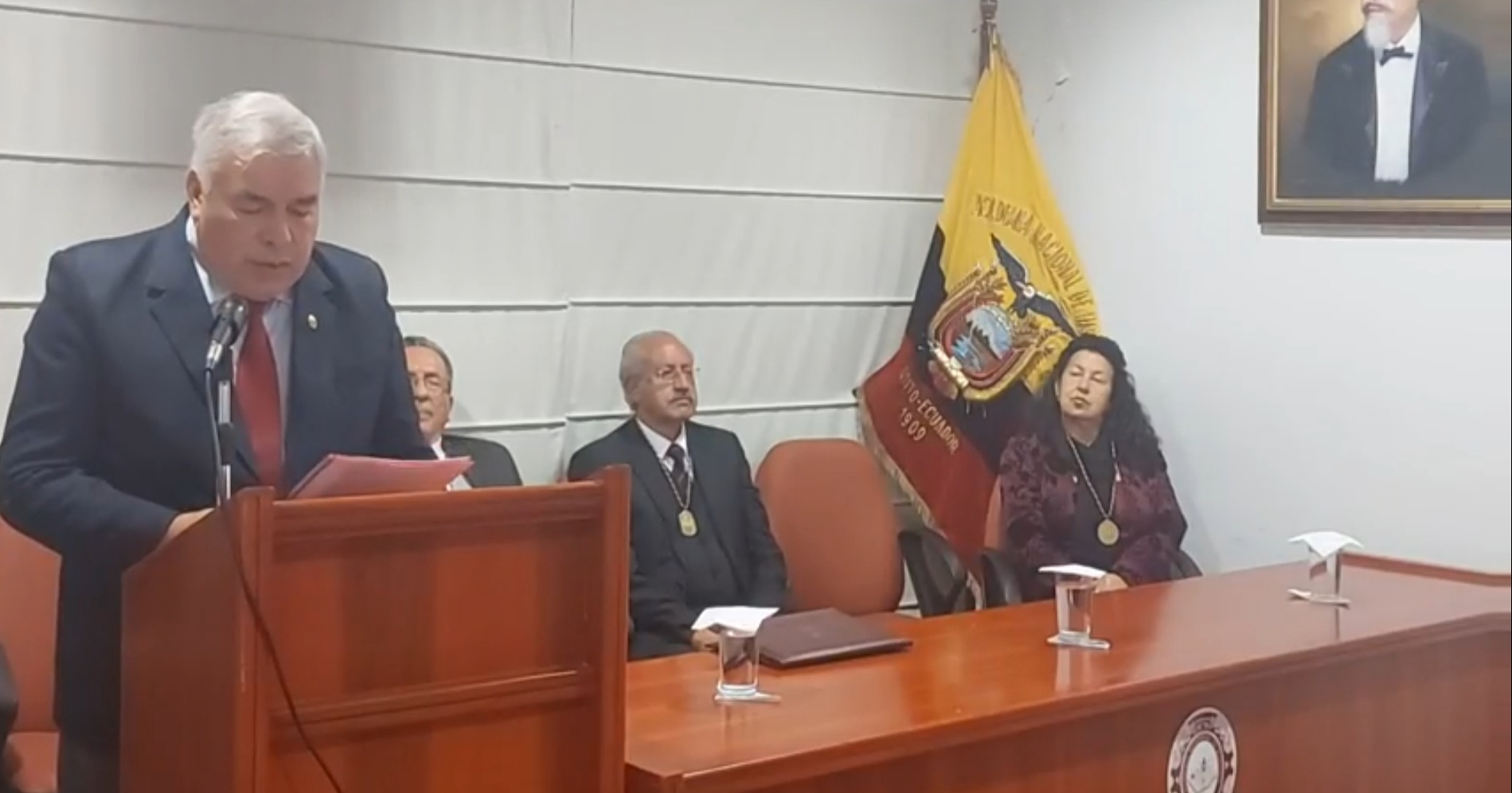 Luis Rivadeneira, durante su discurso de incorporación a la Academia Nacional de Historia.