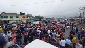    TSÁCHILAS. Alrededor de tres horas cerraron la vía a Quevedo, en el kilómetro 7.