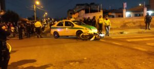 Moto policial fue embestida y arrastrada por un taxi