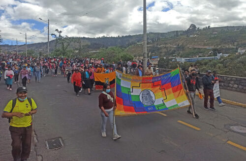 Los manifestantes recorrieron varias calles de Ambato.