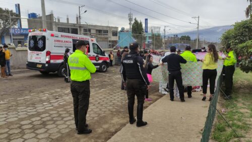 Los restos del infortunado ciudadano quedaron en la calzada dentro del centro de comercio.