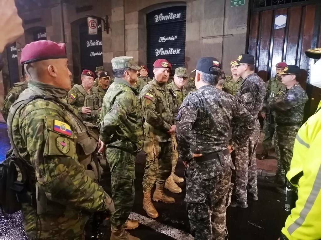 Militares y policías en el Centro Histórico de Quito.