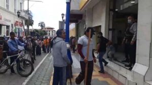 Manifestantes obligan a cerrar negocios en Otavalo y Cotacachi 
