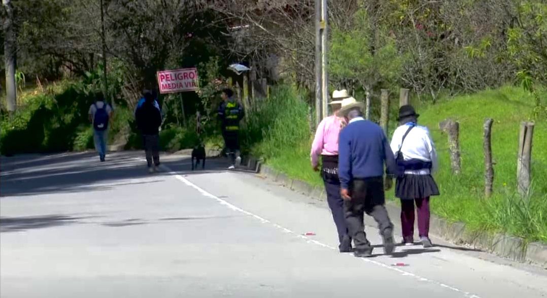 Paro obliga a viajeros a caminar por varias horas hasta llegar a su destino