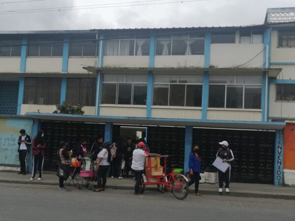 Peligro en exteriores de colegios, hay intimidación a estudiantes