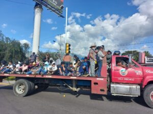 Arribo. En camiones, camionetas, buses y hasta caminando llegaron a Ibarra indígenas de más de 150 comunidades de Imbabura.