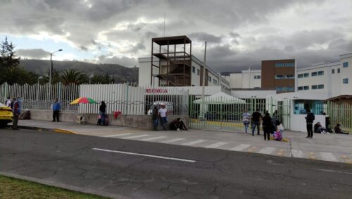 El gendarme fue llevado hasta el área de emergencia de una casa de salud pública.