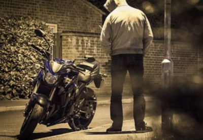 El sujeto se llevaba la moto que estaba en las calles Fernández y García Moreno en el centro de Ambato.