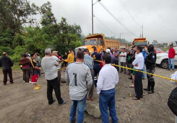 MEDIDA. Los moradores bloquearon el paso con piedras y cinta de seguridad.