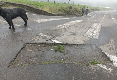 Los baches son recurrentes en las vías intercomunitarias de la provincia.