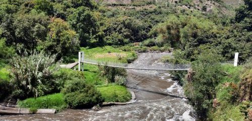 El río Ambato se forma por la unión de los ríos Blanco y Colorado en los páramos.