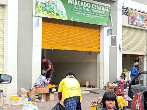 Quienes lideran la movilización en Tungurahua exigen que los centros de acopio en la ciudad cierren sus puertas.