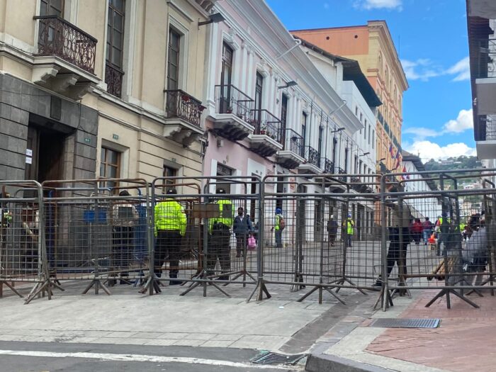 El actual paisaje de Quito se compone por vallas, policía y protestantes.