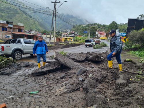 Las maquinarias retiran los palos, piedras y lodo que quedan a causa de la lluvia.