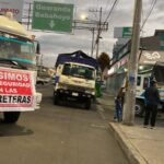 Camioneros cierran vías de Huachi Chico en apoyo al paro
