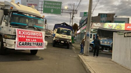 Camioneros cierran vías de Huachi Chico en apoyo al paro