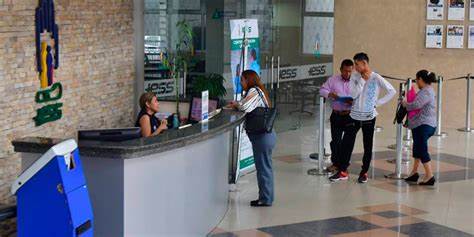 La ley obliga a que el 100% de las personas con empleo estén afiliadas al IESS, pero en la realidad no se supera el 45%
