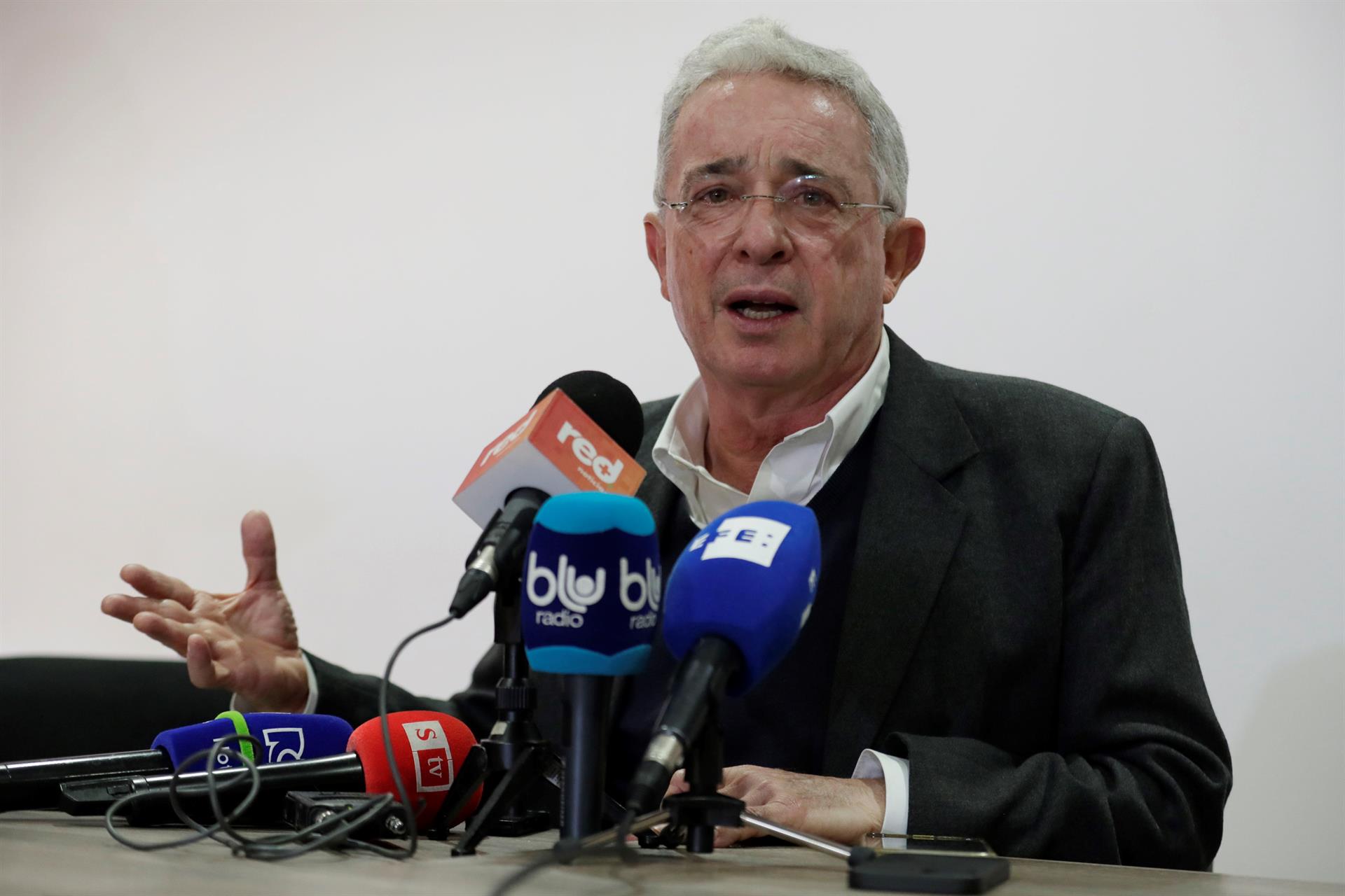 Álvaro Uribe acepta invitación para reunirse con Gustavo Petro