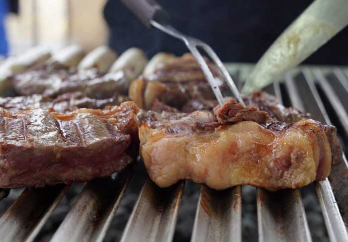 Parrilleros se preparan para el festival gastronómico de carne