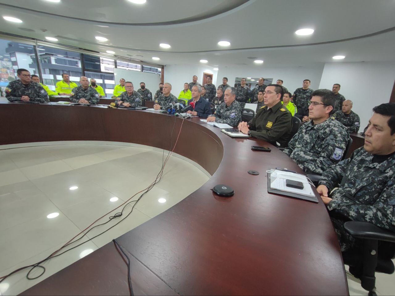 Patricio Carrillo, acompañado del mando policial en la sede de la Comandancia.