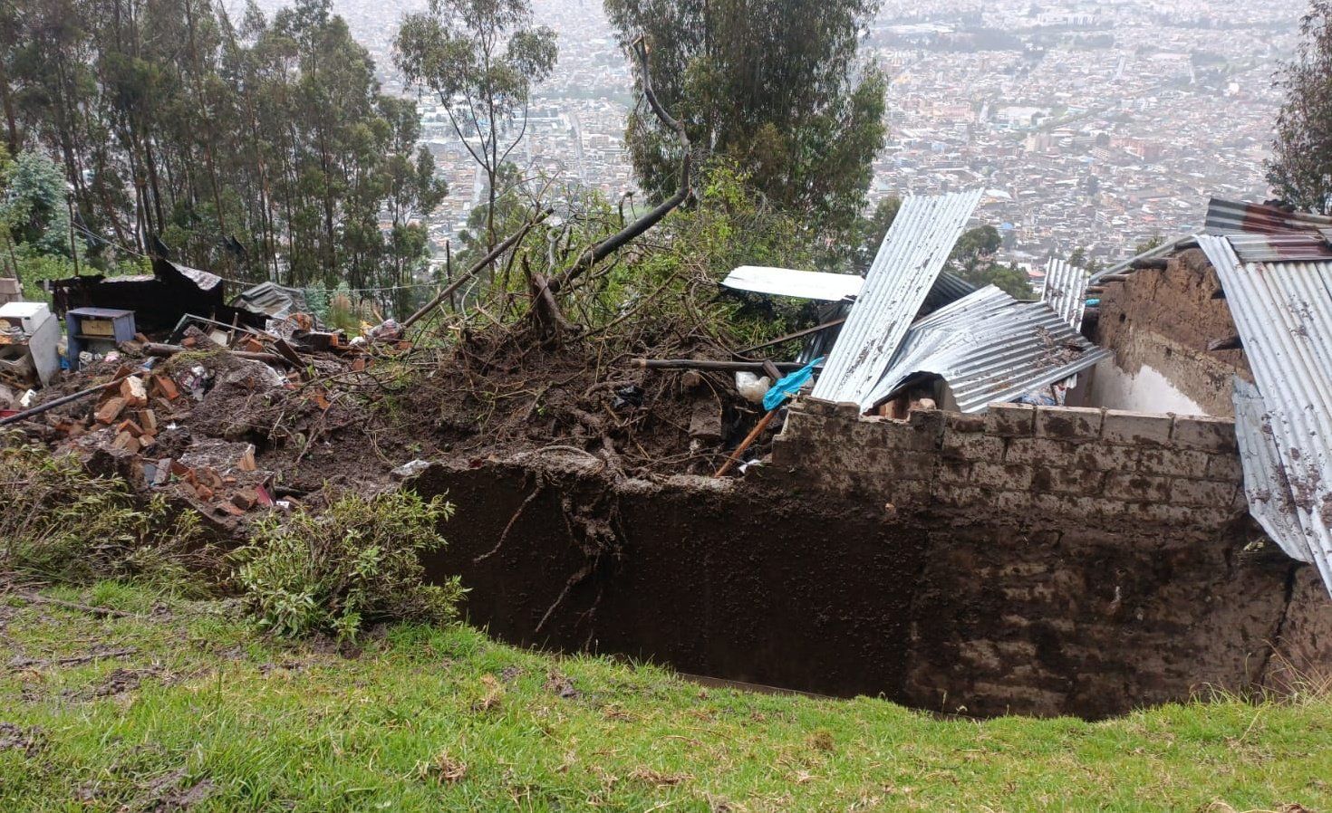 Casas colapsaron por las fuertes lluvias en Quito