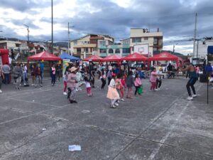 Cine al aire libre en la ciudadela Nueva Ambato