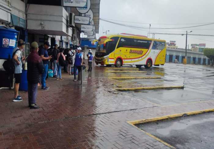 DESOLADO. Pocas personas llegaron a la terminal terrestre de Santo Domingo.