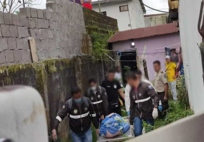 LEVANTAMIENTO. Personal policial retiró los tres cadáveres.