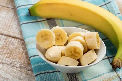 El plátano es una fruta con vitaminas y minerales.
