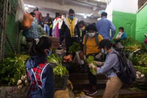 Hasta 189.000 ecuatorianos pueden caer en la pobreza en 2022, como consecuencia de la alta inflación