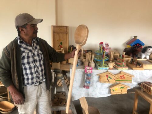 Ángel Barreno es uno de los cinco artesanos que mantiene viva la tradición de las artesanías en madera.