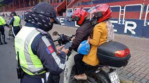 Circulación de dos personas en una moto será prohibida en Ecuador