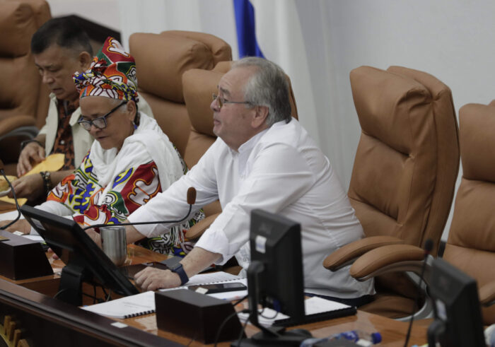 Sesión. El presidente de la Asamblea Nacional, Gustavo Porras (c), participa en la sesión para aprobar la cancelación de las oenegés.