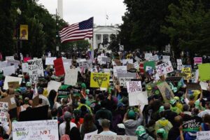 Masiva protesta frente a la Casa Blanca por la sentencia del aborto en EE.UU.