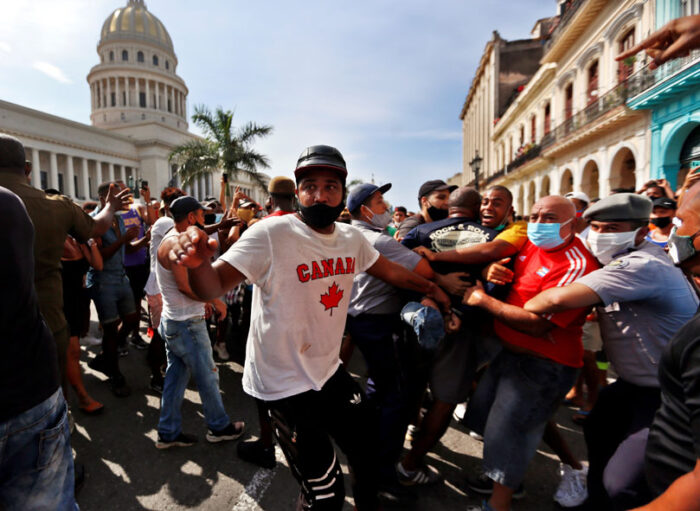 Protestas. Manifestantes frente al Capitolio de La Habana (Cuba). Archivo/EFE