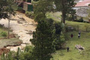 Angustia y dolor en un caserío colombiano por derrumbe de una ladera