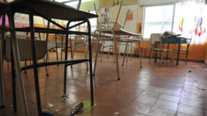 Roban mobiliario de una escuela en Ambato