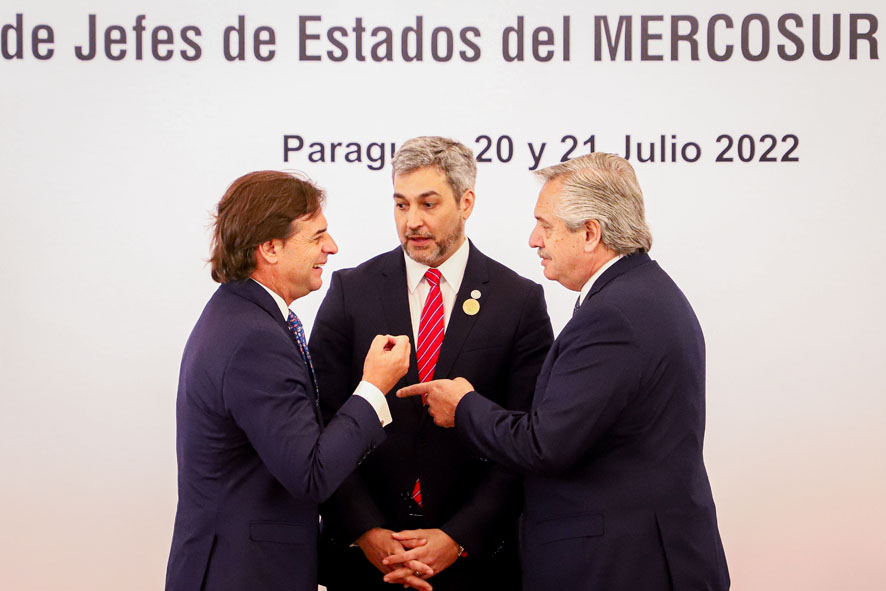 Luis Lacalle Pou (i), presidente de Uruguay; Mario Abdo Benítez (c), presidente de Paraguay, y Alberto Fernández, presidente de Argentina, conversan durante la Cumbre de jefes de Estado del Mercosur y Estados asociados, hoy, en Luque (Paraguay).