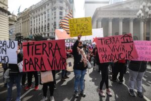 Movimientos de izquierda marchan en Buenos Aires para pedir ayudas sociales