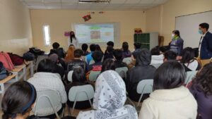 Pucesa ofrece orientación vocacional a estudiantes de colegio
