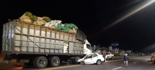 Los restos de los ocupantes del automotor quedaron despedazados dentro del auto siniestrado.