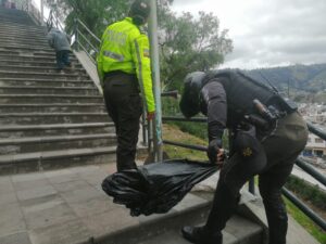 Abandona un arma de fuego en el graderío de La Floreana 2