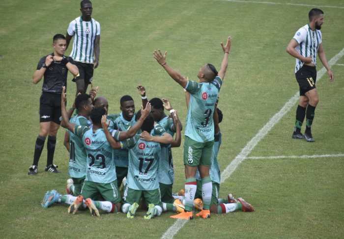 Atlético Santo Domingo goleó al puntero