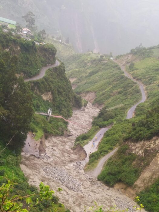 Situación. El desbordamiento del río El Carmen, este 4 de julio de 2022, destruyó la vía que conecta a Monte Olivo con el resto de la provincia y el país.