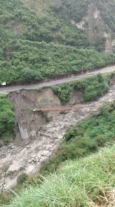 Perjuicios. La mesa de la carretera, que también sirve para conectar a Carchi con Imbabura y Sucumbíos, presenta daños en al menos dos tramos.