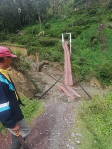 Movilidad. El colapso del puente peatonal y la carretera deja incomunicada a toda una parroquia, del otro lado del río El Carmen.